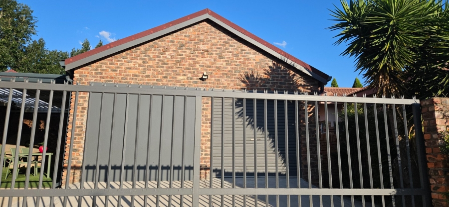 5 Bedroom Property for Sale in Langenhovenpark Free State